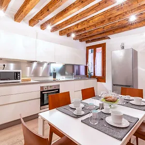 Central Apt Venice